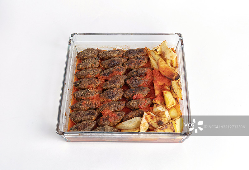 高角度视图的烤肉丸和土豆。图片素材