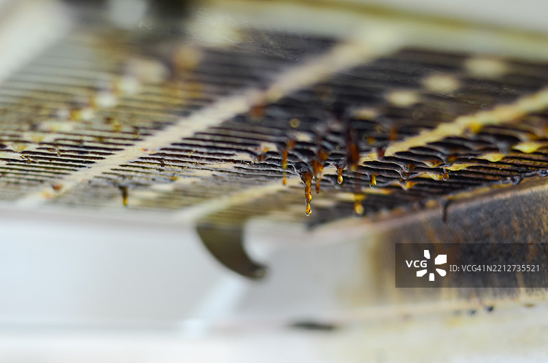 厨房油烟机特写，沾满顽固的油脂和污垢，展示了家庭清洁中最令人沮丧的挑战之一。图片素材