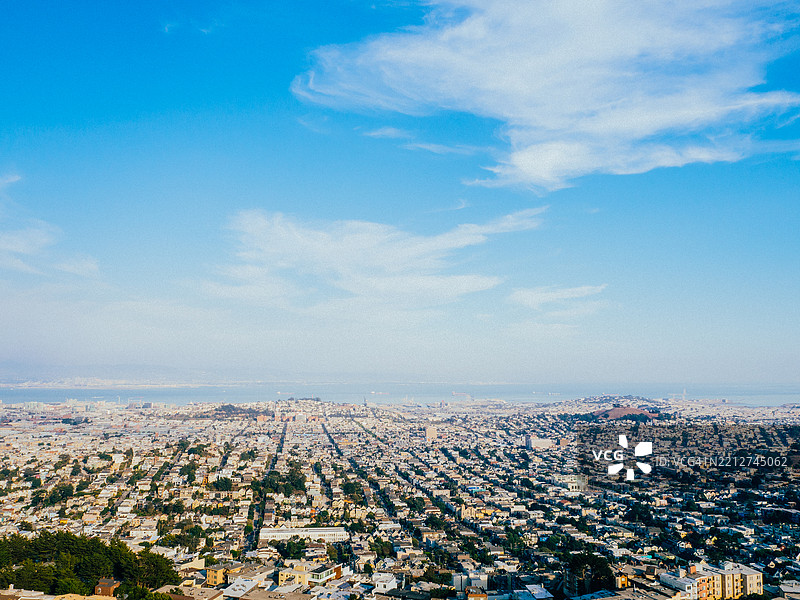 晴朗的日子里从双峰俯瞰旧金山的鸟瞰图图片素材