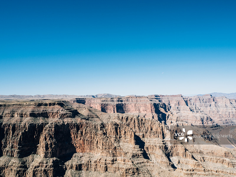 在晴朗的蓝天下，壮丽的峡谷风景图片素材