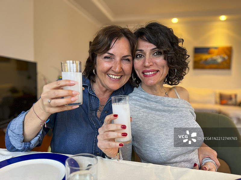 与乌佐或拉基的好朋友。图片素材