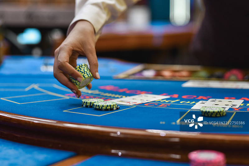 赌场工作人员为黑杰克之夜布置舞台图片素材