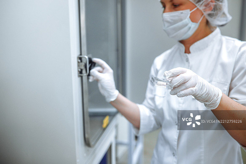 实验室护理未来生命，胚胎学家小心翼翼地将胚胎放入培养箱。图片素材