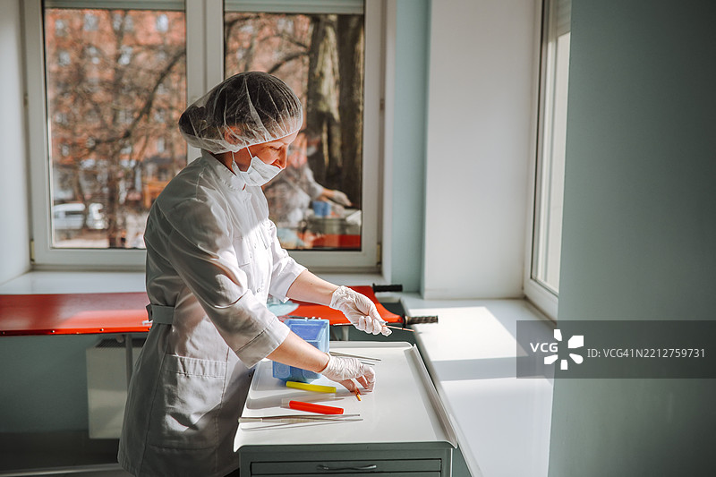 中年专业人士展示胚胎冷冻过程的每个步骤图片素材