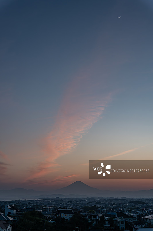 日本神奈川县的富士山与住宅区图片素材