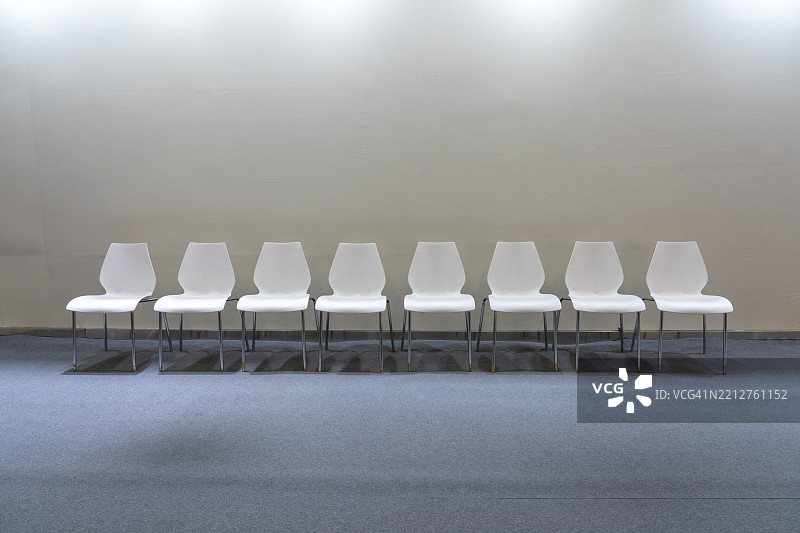 白色椅子与灰色墙壁和地毯地面相映成趣图片素材