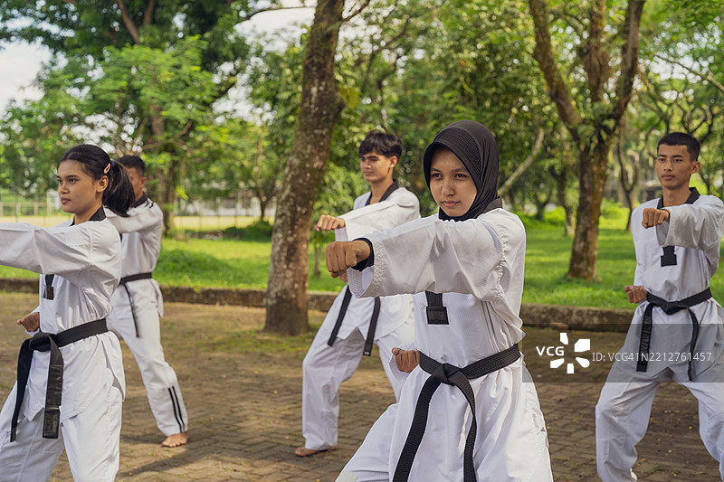 年轻的跆拳道运动员挥拳出击图片素材