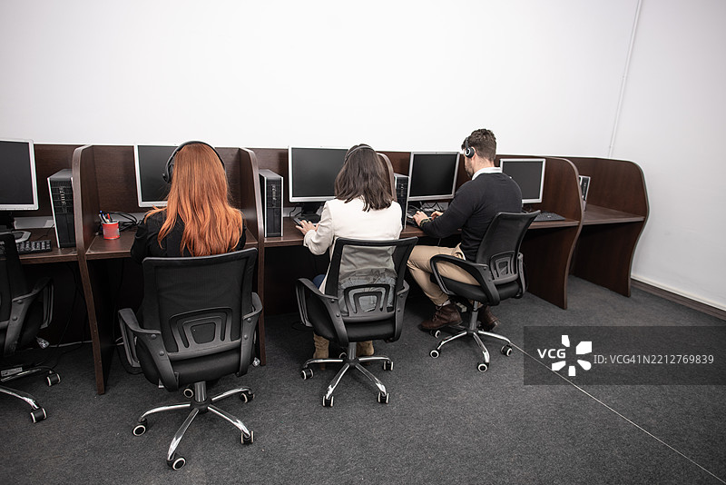 办公室内的电话推销员工作场景图片素材