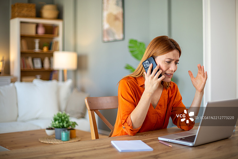 在家工作时，感到压力的女商人正在进行一通困难的电话交谈图片素材