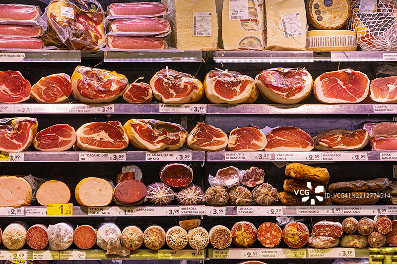 意大利熟肉店中的各种腌制肉类图片素材