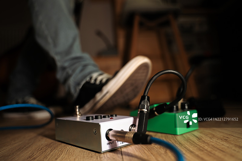 运动鞋放在吉他效果器上图片素材