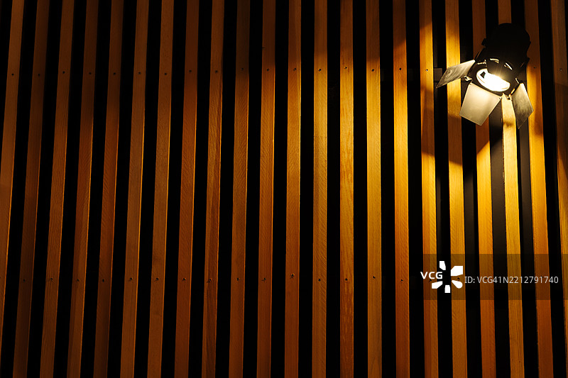 黑色背景上的木条，角落里有投影仪图片素材