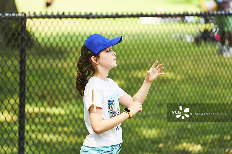 年轻女孩在夏天的公园里练习运动图片素材