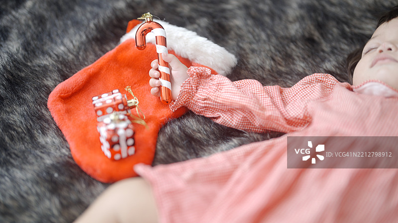 女孩在圣诞装饰下睡着了图片素材