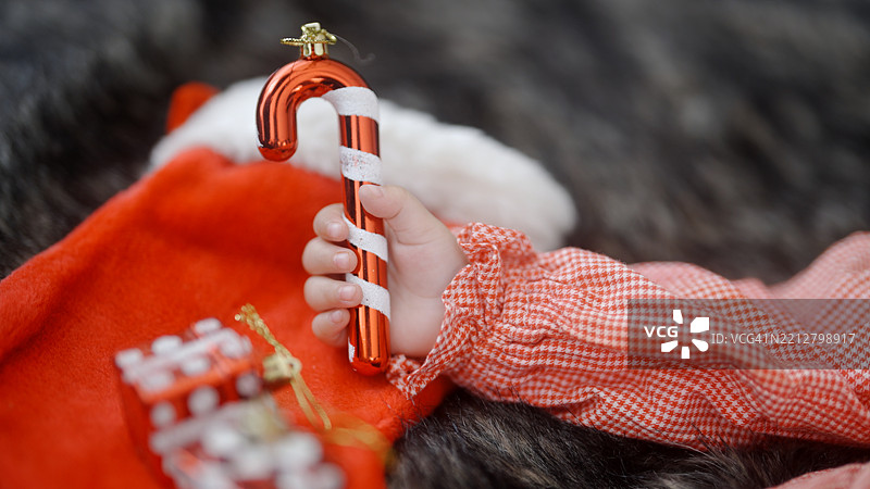 女孩在圣诞装饰下睡着了图片素材