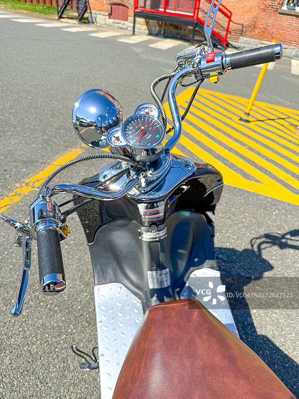 从骑行者的视角看摩托车把手图片素材