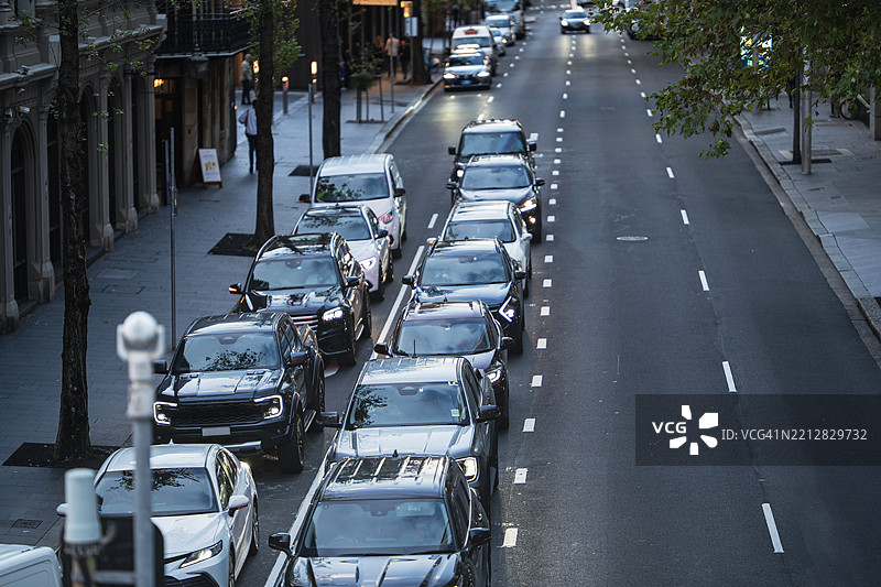 城市街道夜间汽车交通图片素材