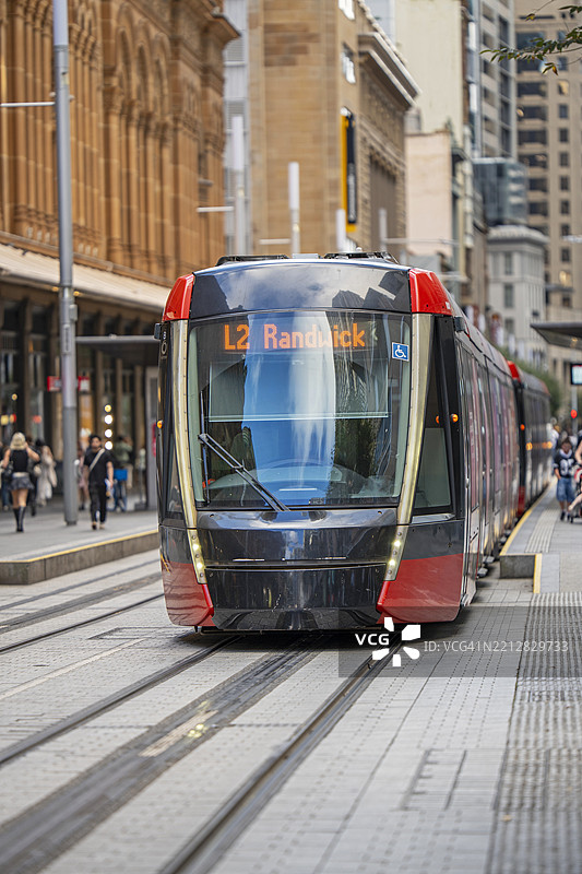 悉尼城市街道上的轻轨电车图片素材