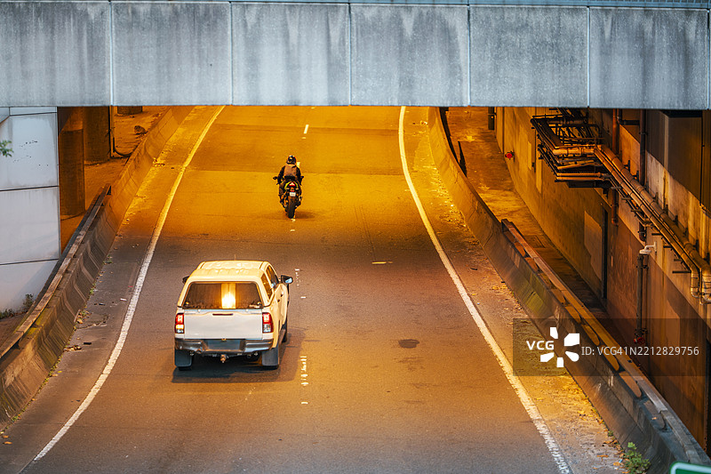 城市街道下穿道与交通图片素材