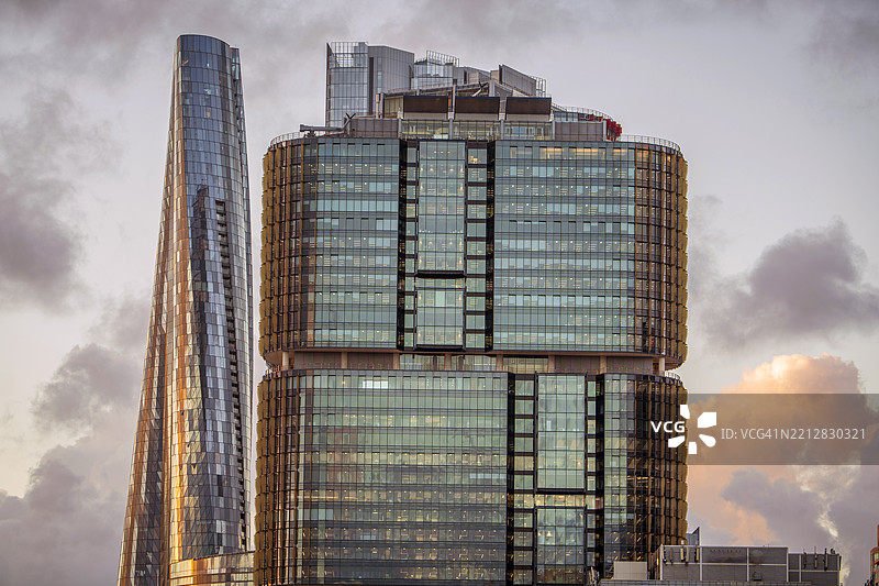 黄昏时分闪亮的摩天大楼图片素材