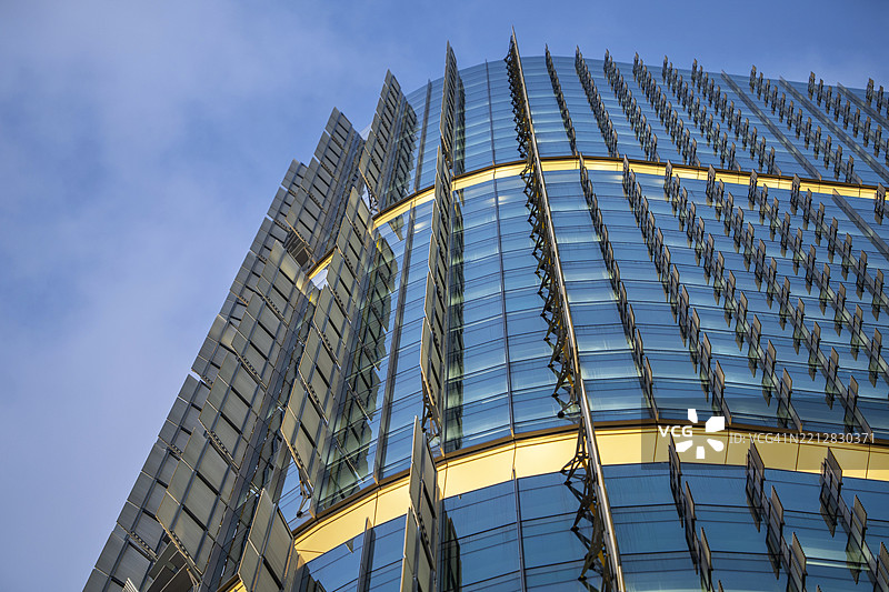 黄昏时分的现代企业办公大楼图片素材