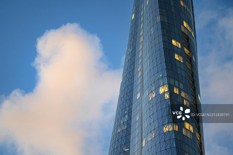 黄昏时分的现代摩天大楼与蓝天白云图片素材