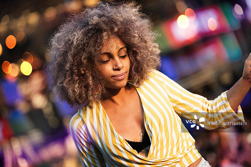 享受夏季节日。图片素材