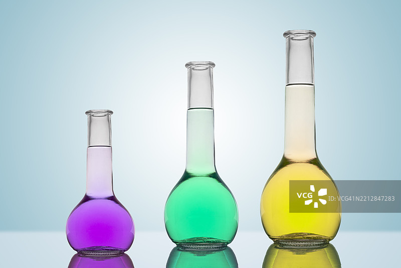 多色液体在烧杯中图片素材