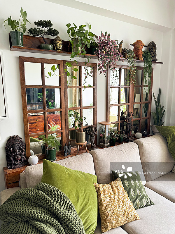 现代休息区的图片，展示了奶油色的躺椅沙发、室内座椅、框架玻璃镜子、壁架和郁郁葱葱的绿植。图片素材