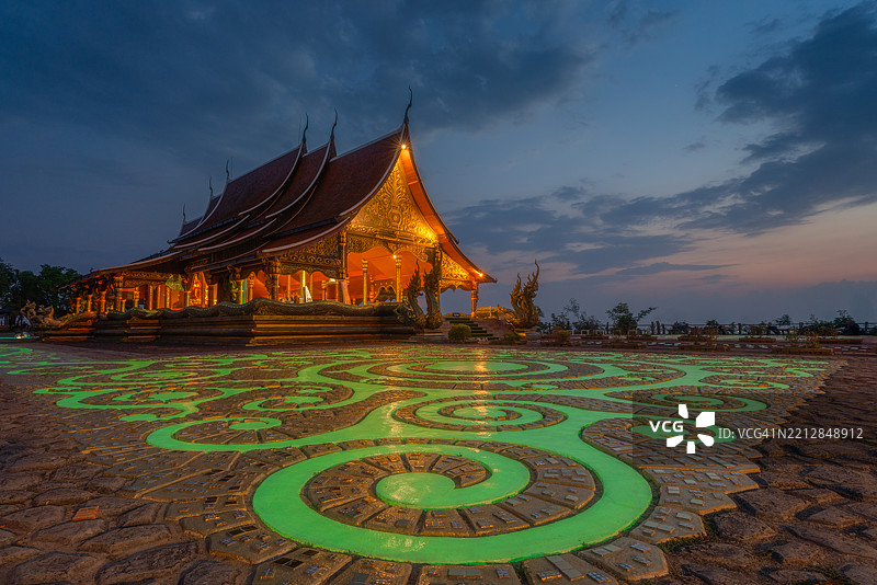 一座绿色和黄色的建筑，地面上有螺旋设计图片素材