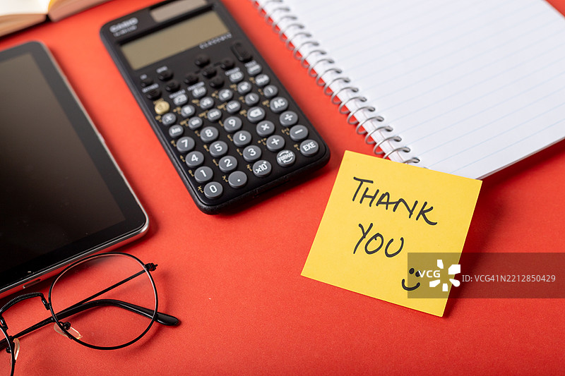 在充满活力的桌子上表达感谢图片素材