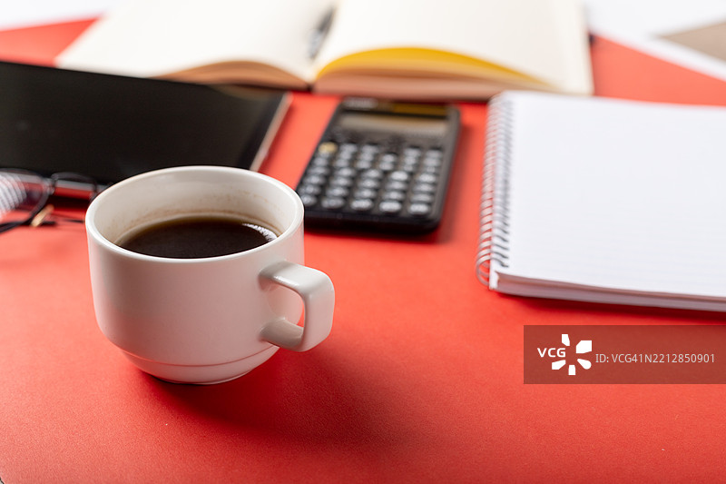 红色工作空间中的咖啡休息时间图片素材