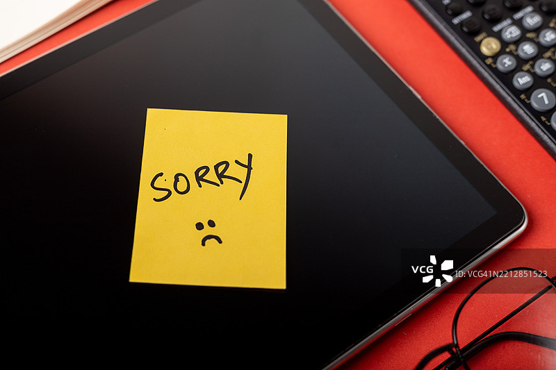 在现代工作环境中表达歉意图片素材