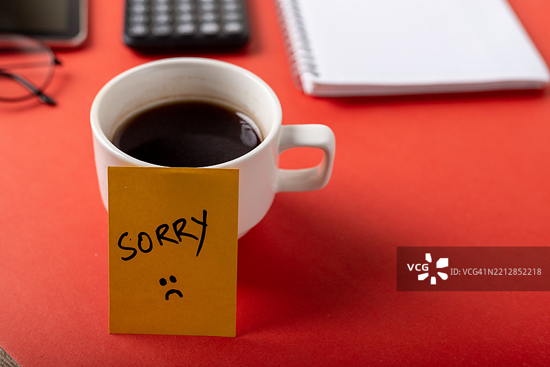 在现代工作环境中表达歉意图片素材