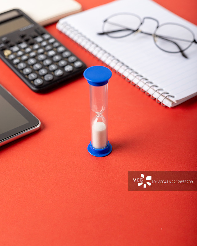 充满活力的桌面上的时间管理工具图片素材