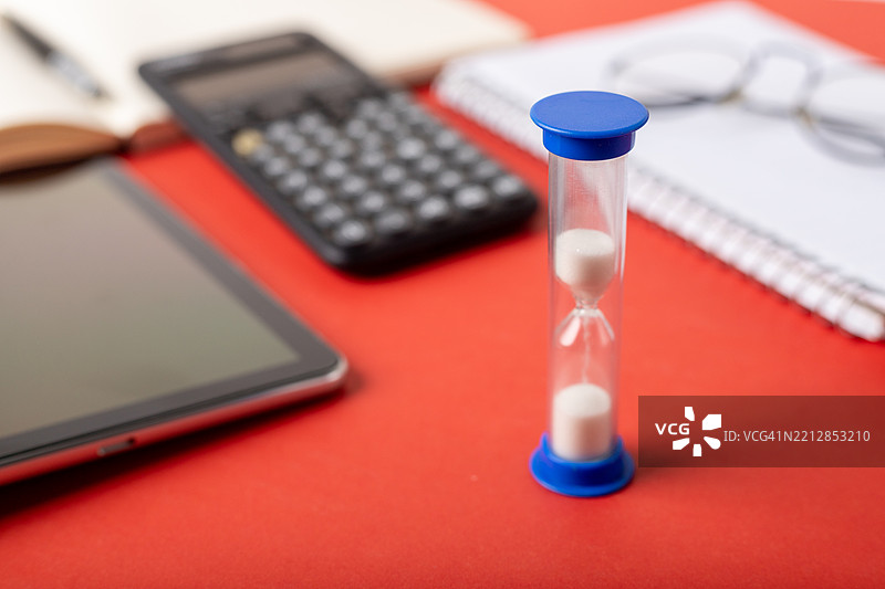 充满活力的桌面上的时间管理工具图片素材