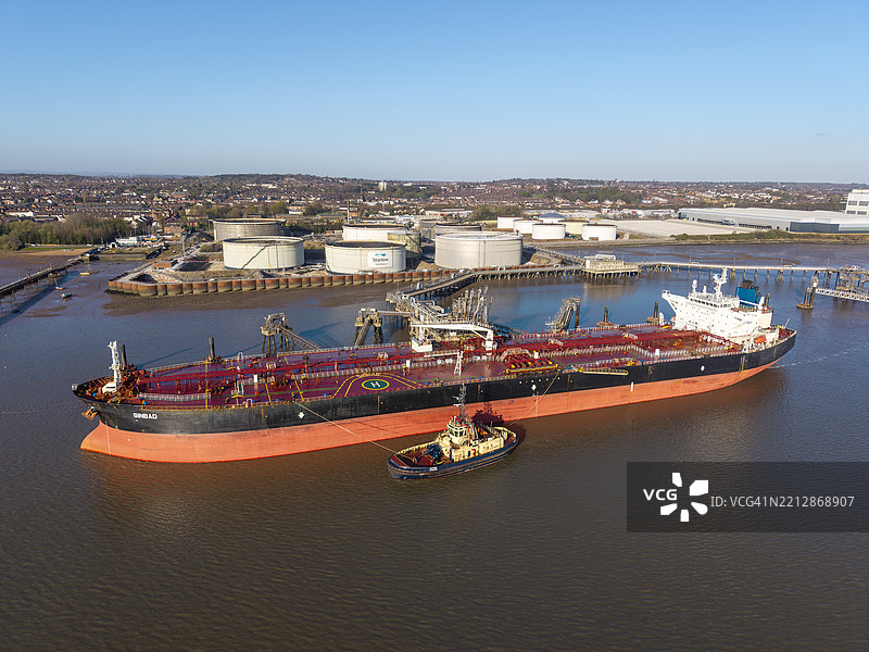 油轮停靠在英格兰比肯黑德的特兰梅尔码头图片素材