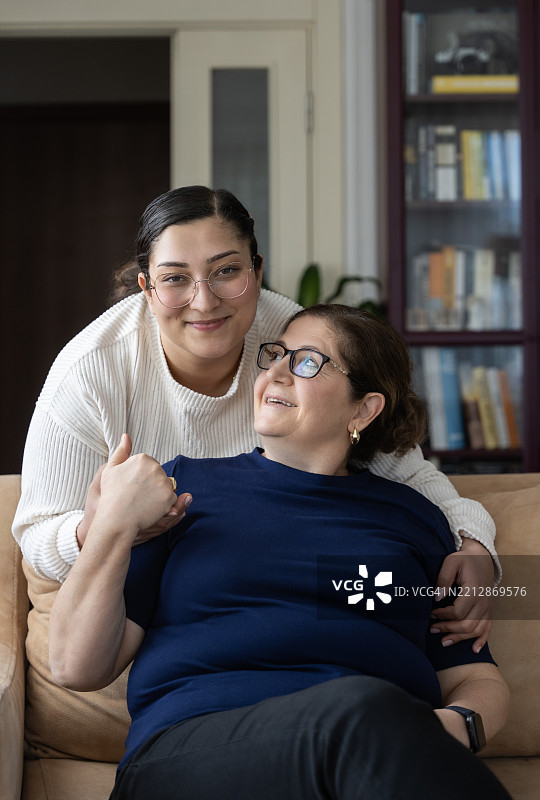 姐妹们在家里使用智能手机图片素材