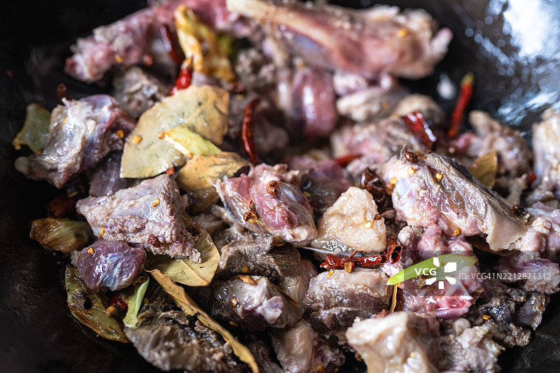 锅里的切碎狗肉图片素材