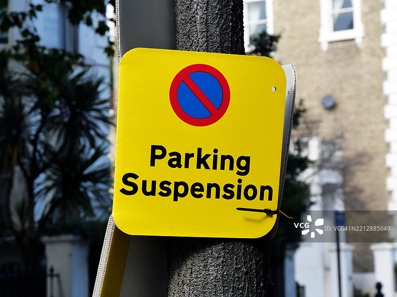伦敦，英格兰，英国街道上的“停车暂停”标志。图片素材