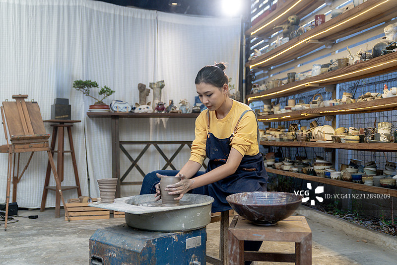 一位年轻女性在艺术工作室练习陶艺图片素材