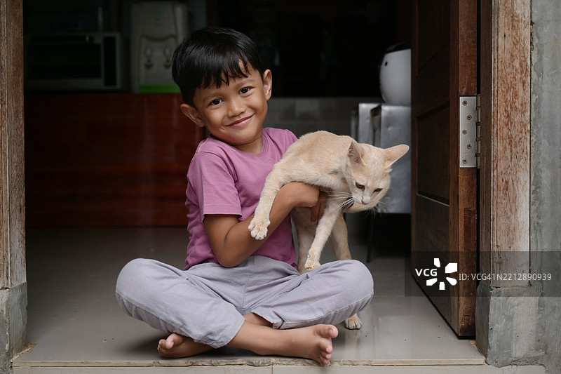 小男孩和他的猫图片素材