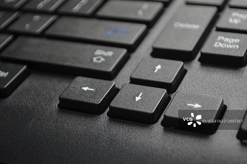办公电脑键盘上的箭头键（上、下、左、右）特写。图片素材