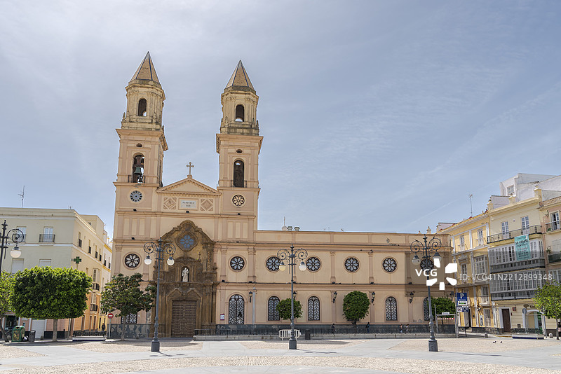 西班牙卡迪斯圣安东尼奥广场的圣安东尼奥教堂图片素材