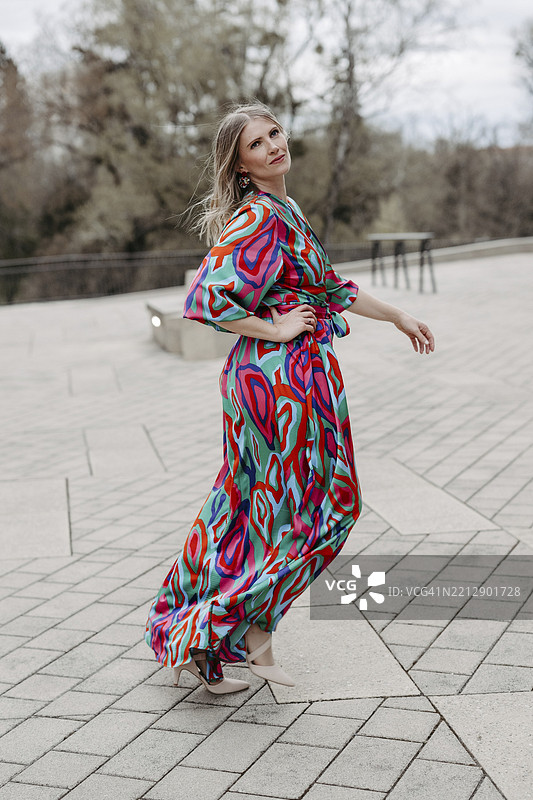 金发迷人的女性，40岁以上，穿着色彩斑斓的长裙图片素材