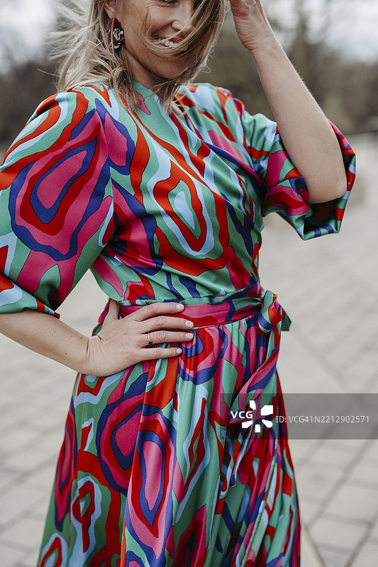 金发迷人的女性，40岁以上，穿着色彩斑斓的长裙图片素材