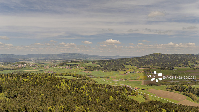 罗斯贝格，米尔塔赫，上普法尔茨，部分多云的天空下，远处的山脉与田野和丘陵的全景。图片素材