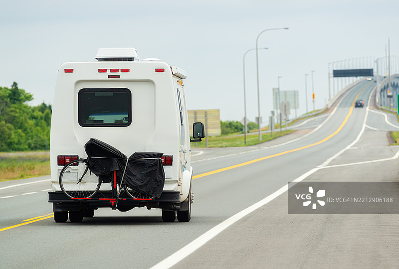 房车公路旅行图片素材