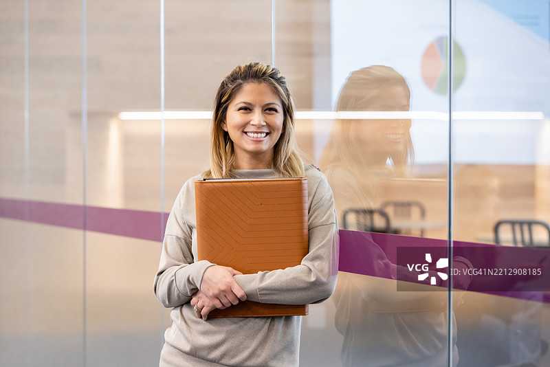 经验丰富的商业领袖站在现代办公室内图片素材