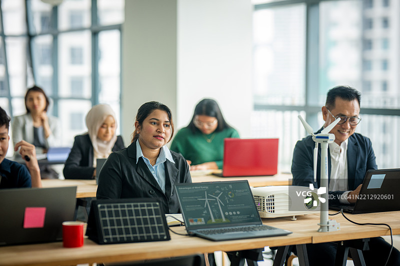 智慧对话：在桌子旁共同学习图片素材